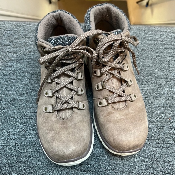 🌸 Skechers Synergy Cold Daze Casual Boots Women's Taupe - Picture 2 of 10